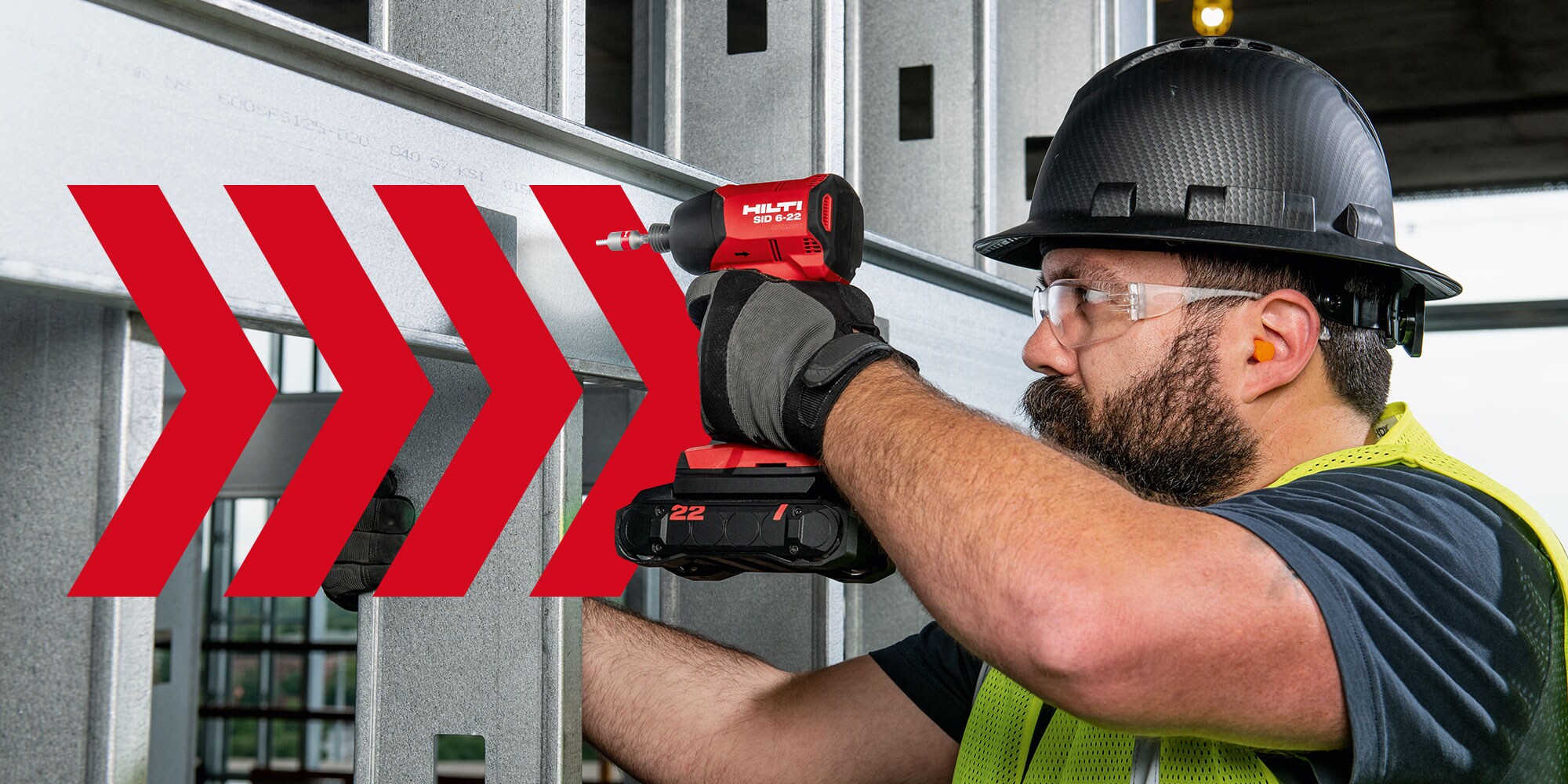 Un ouvrier avec un gilet et un casque de chantier utilise une visseuse SID 6-22