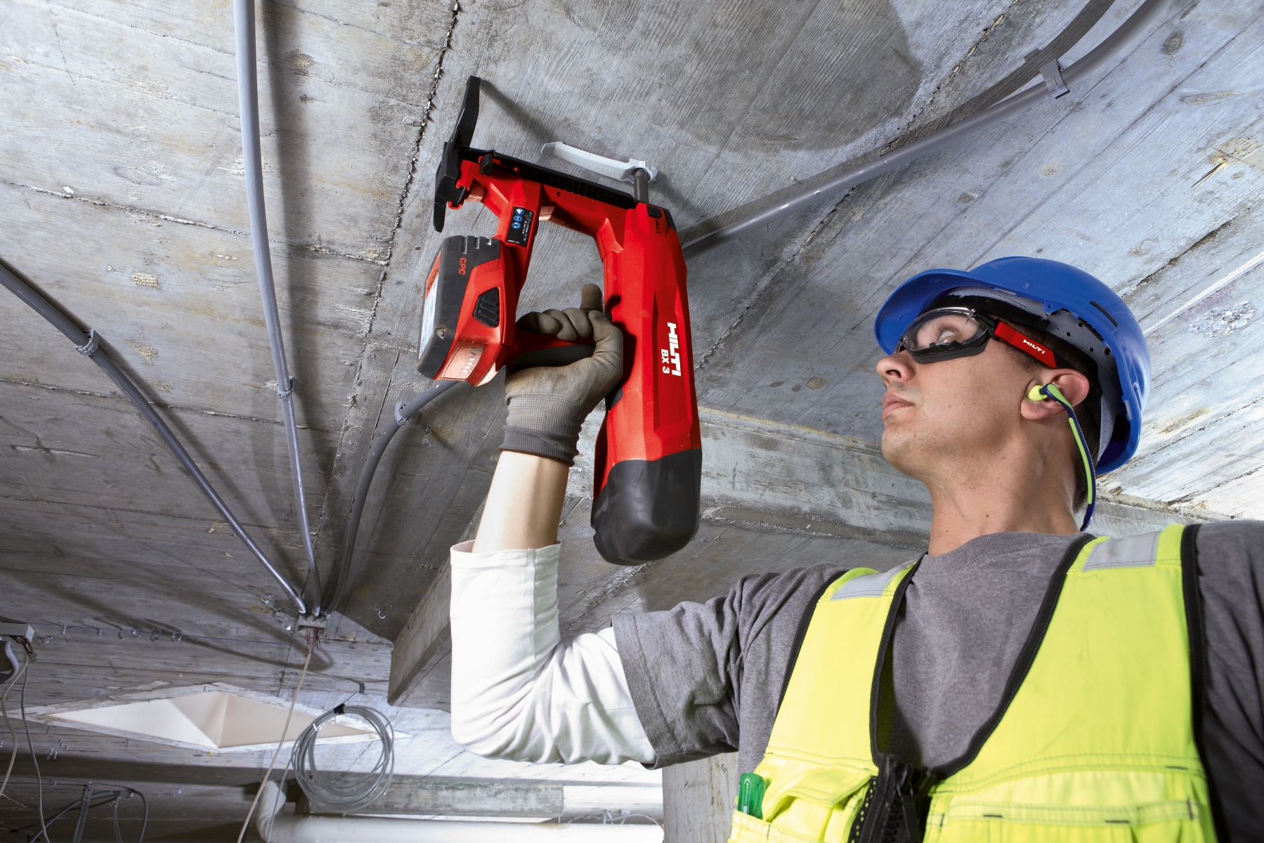 Монтаж видеонаблюдения. Магниты для монтажа профлиста. Охрана труда на высоте. Промышленный альпинизм. Монтажные работы видео.