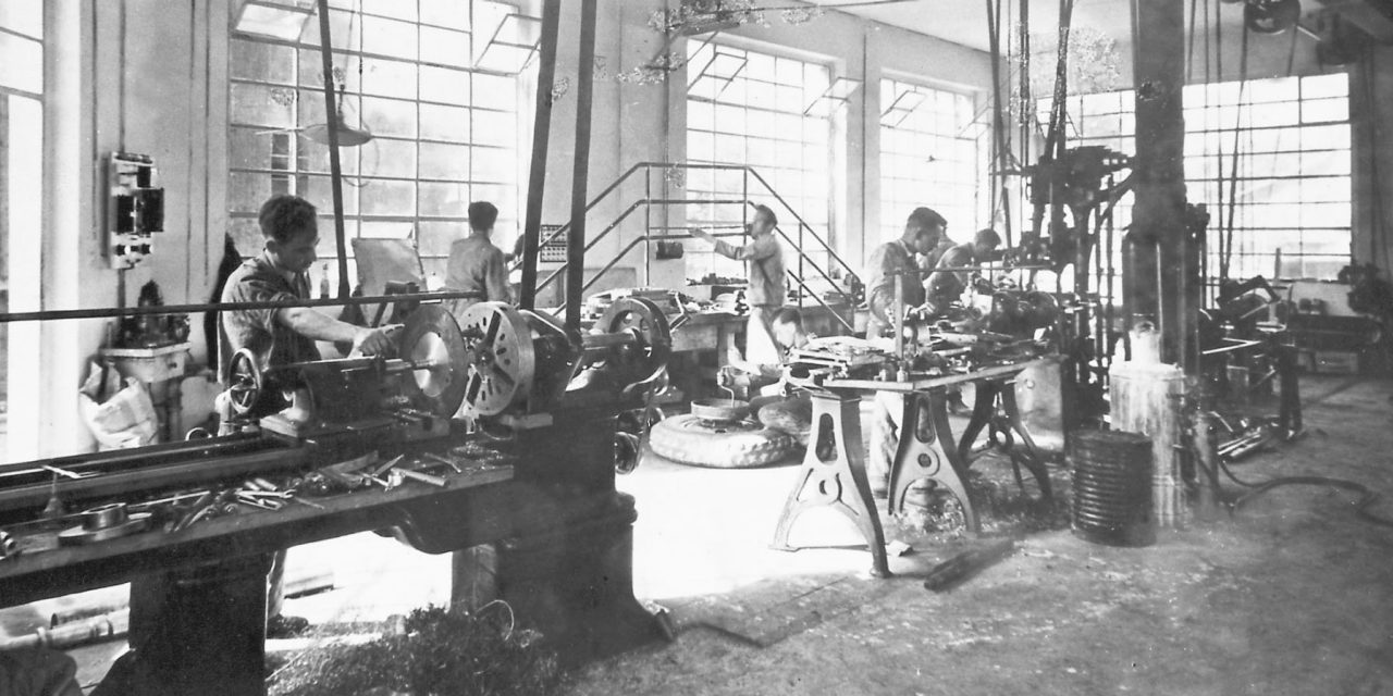 Maschinenbau und Zentralgarage Eugen Hilti um 19352. von rechts: Eugen Hilti (1911-1964); 1. von links: Erich Beck (1909-1986)Analogbild: Heiner Hilti, Schaan