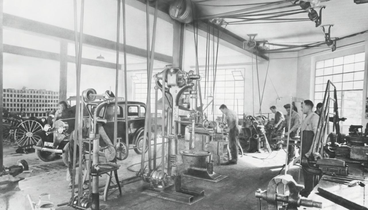 Maschinenbau und Zentralgarage Eugen Hilti um 19352. von rechts: Eugen Hilti (1911-1964)Analogbild: Heiner Hilti, Schaan