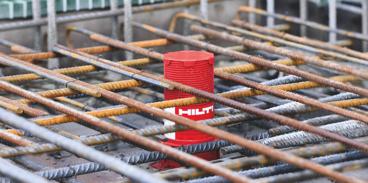 Photo of a CFS-CID Cast-in device among the rebar before the concrete is poured.