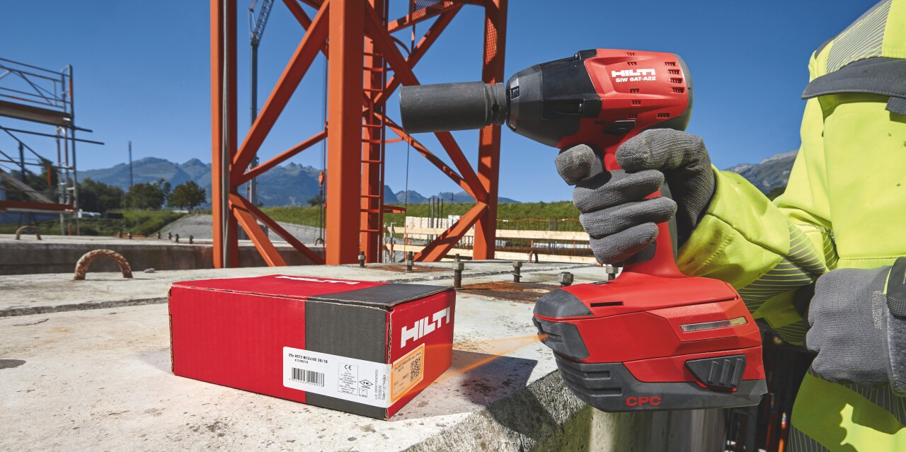 High-tech power tool for automatically installing bolts with exactly the right torque for approvals