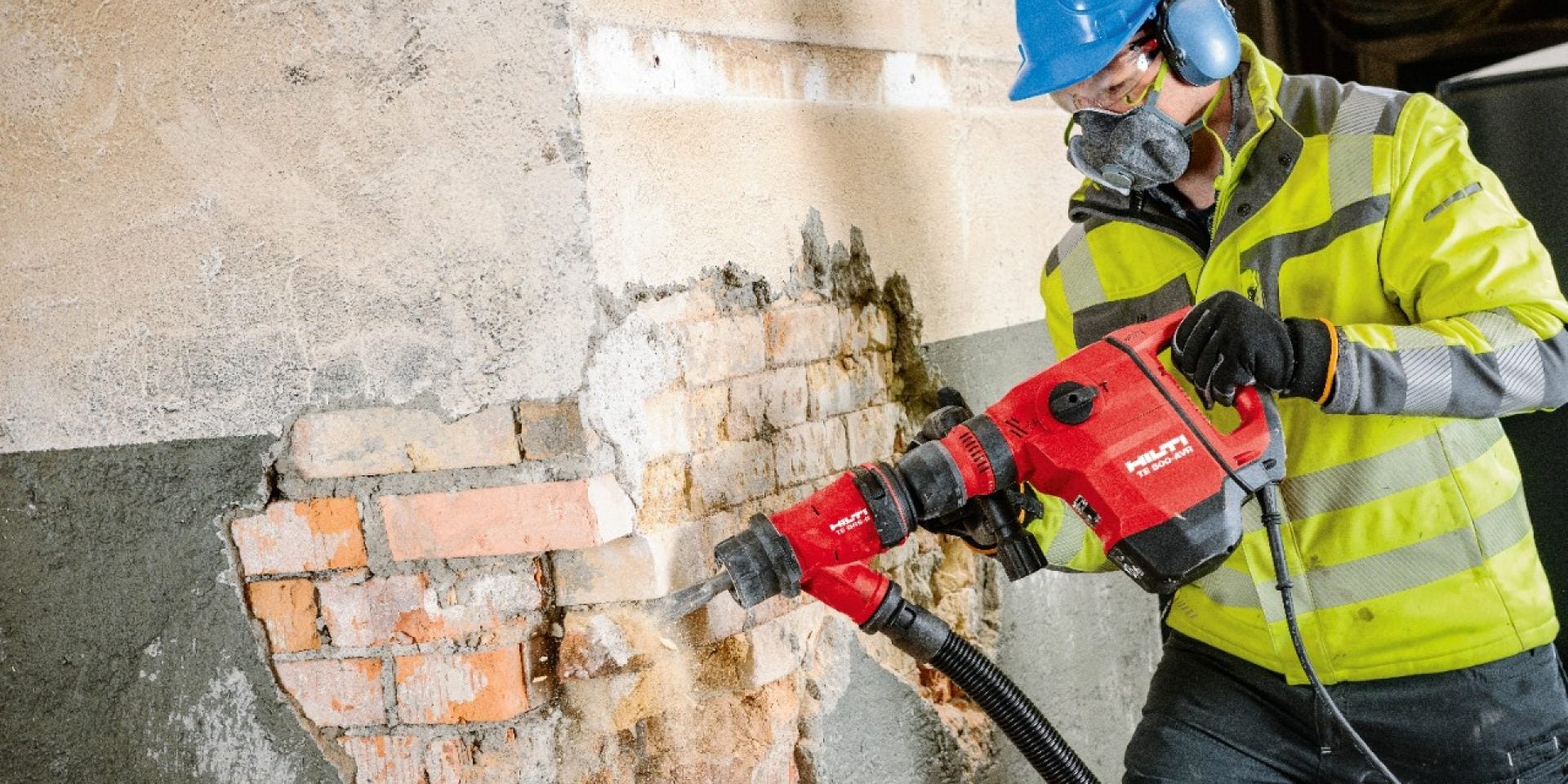 Demolition of brick walls with the Hilti TE 500-AVR