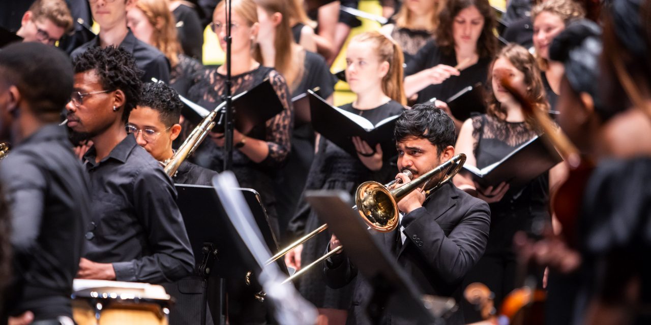 Bregenz, 8.8.2023Bregenzer Festspiele, ZWISCHEN HIMMEL UND ERDEVON DER KUNST DES TRAUERNSEine musikalische Collage aus Wolfgang Amadeus Mozarts Requiem (1791)und südafrikanischen Beerdigungsgesängen, Dirigent Gerald Wirth, Idee Künstlerische Leitung Orchester Klaus Christa, Choreinstudierung Paul BurtscherLandesjugendchor VOICESBochabela String Orchestra & Friends