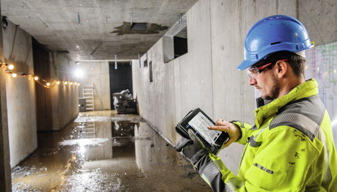 MAN USING FIELDWIRE SOFTWARE