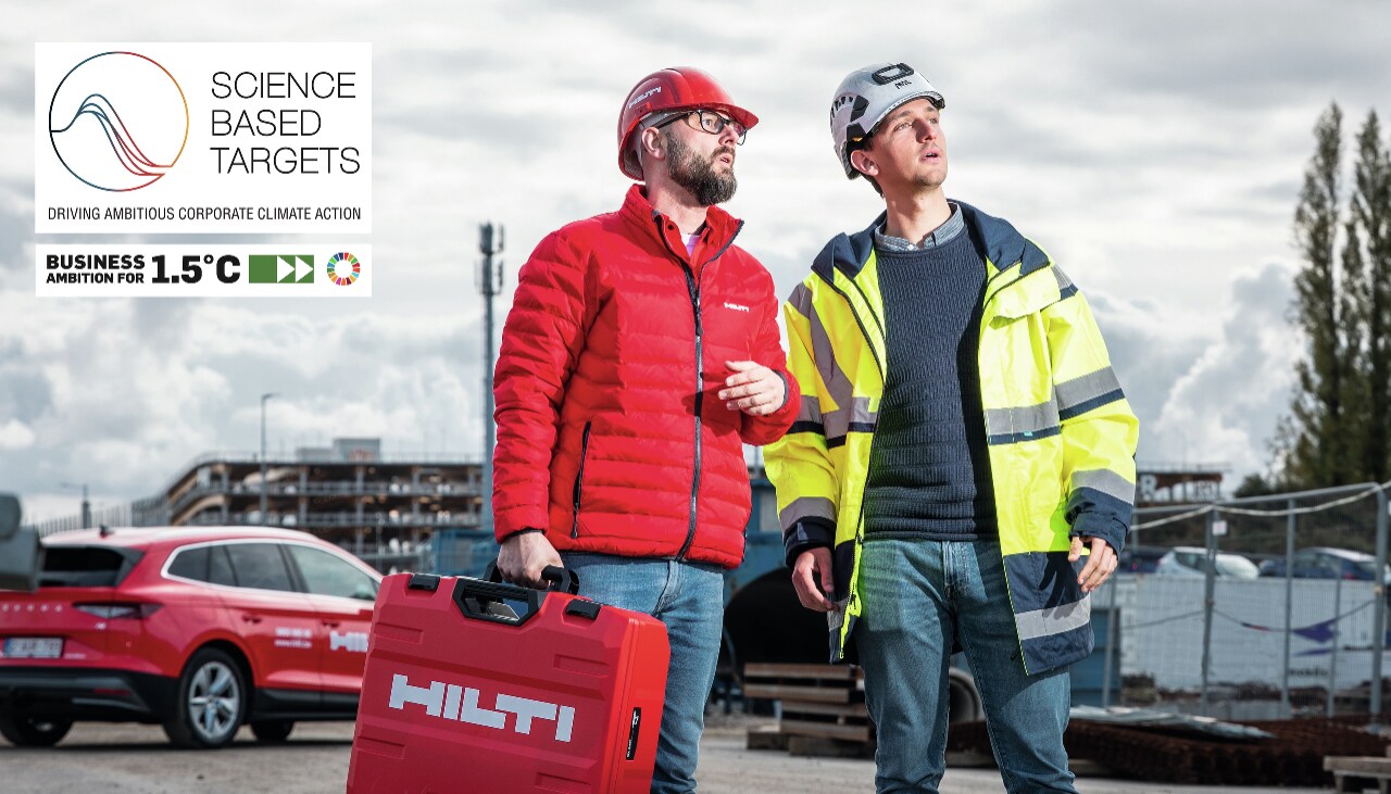 En Hilti konsulent og en kunde står sammen på en byggeplads