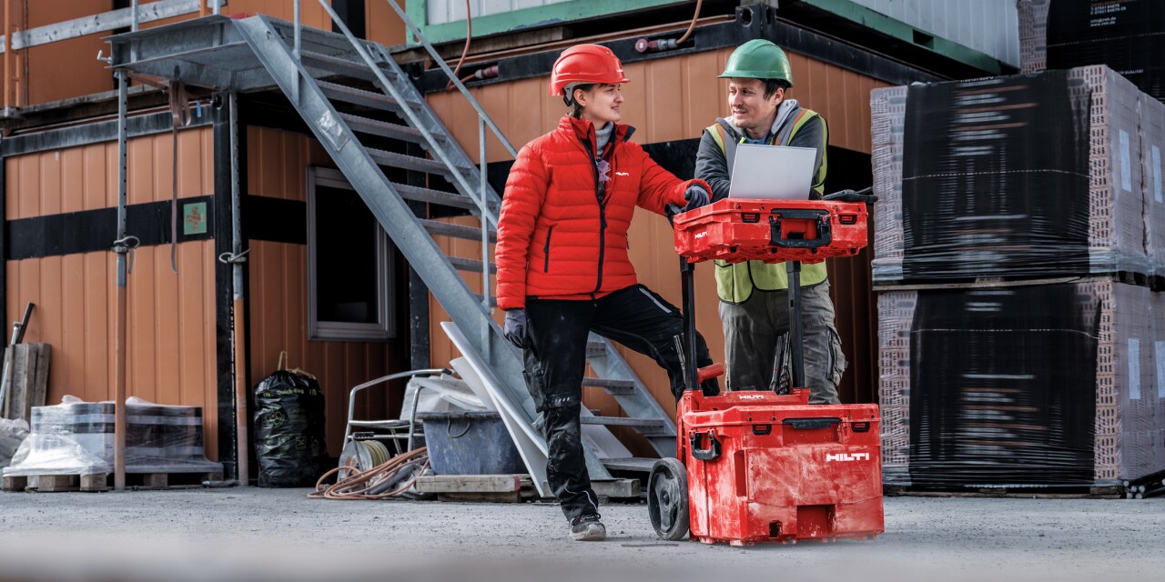 Two workers going through a list on the jobiste