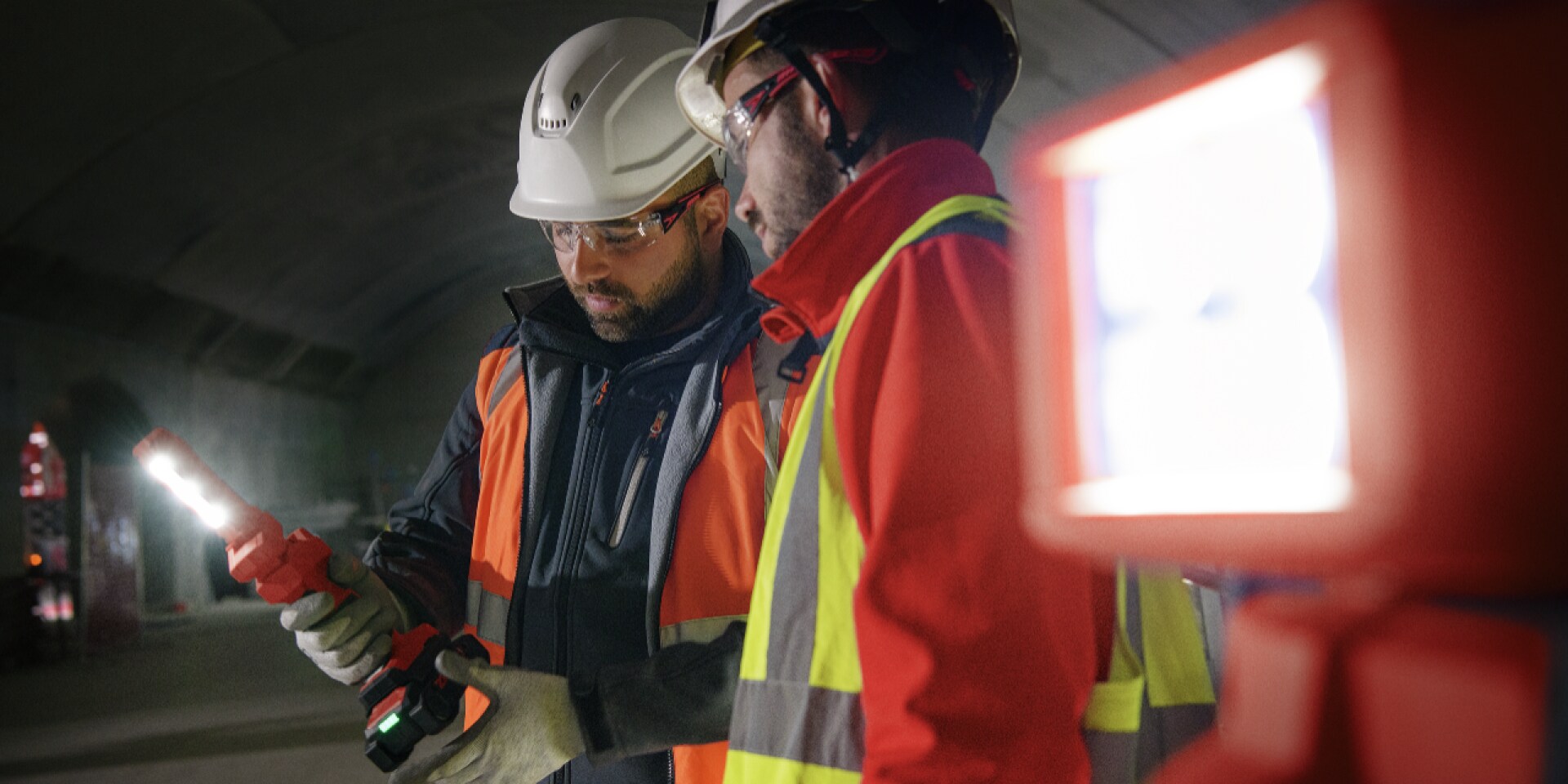 byggglampor i en tunnel