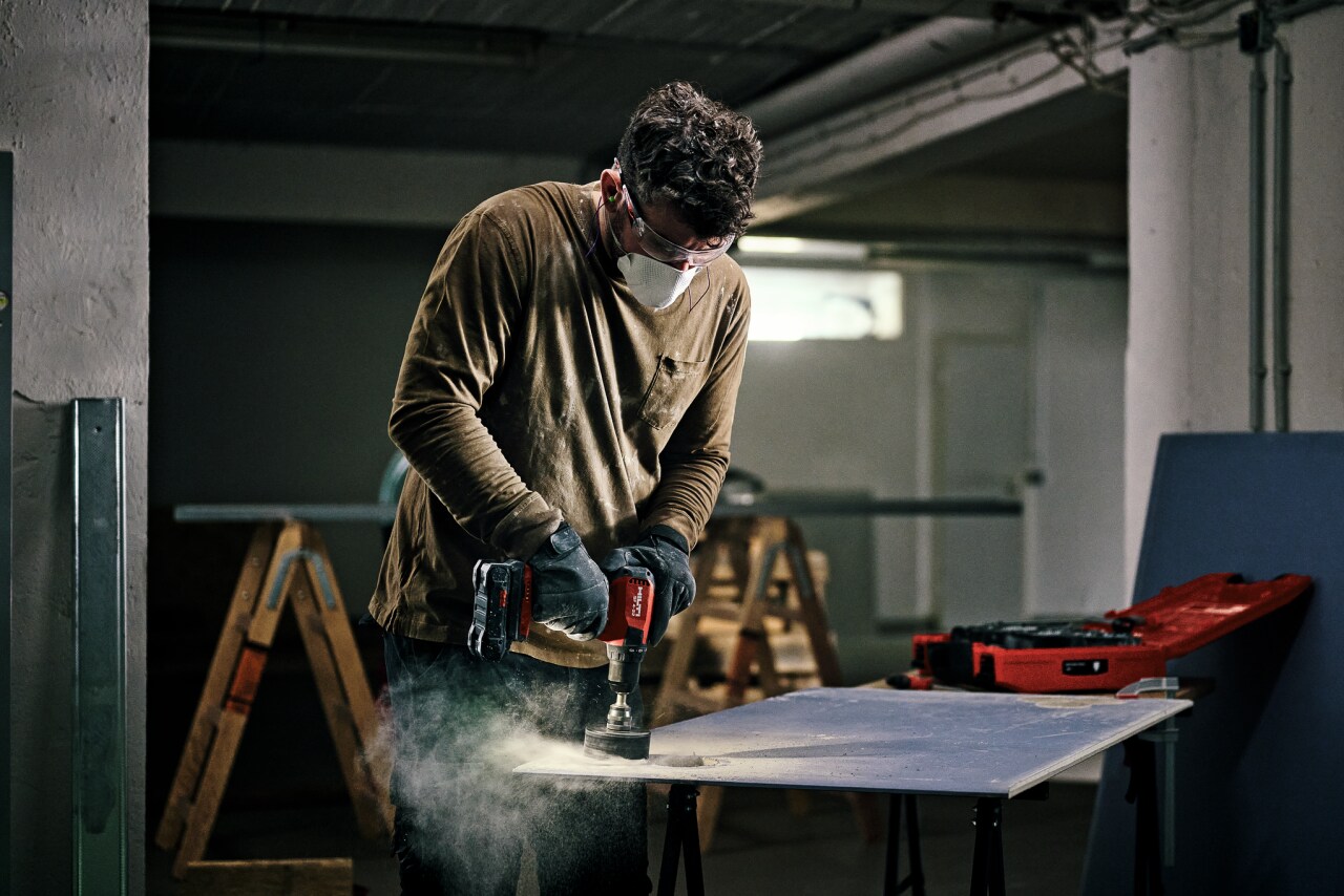 snickare med borrmaskin