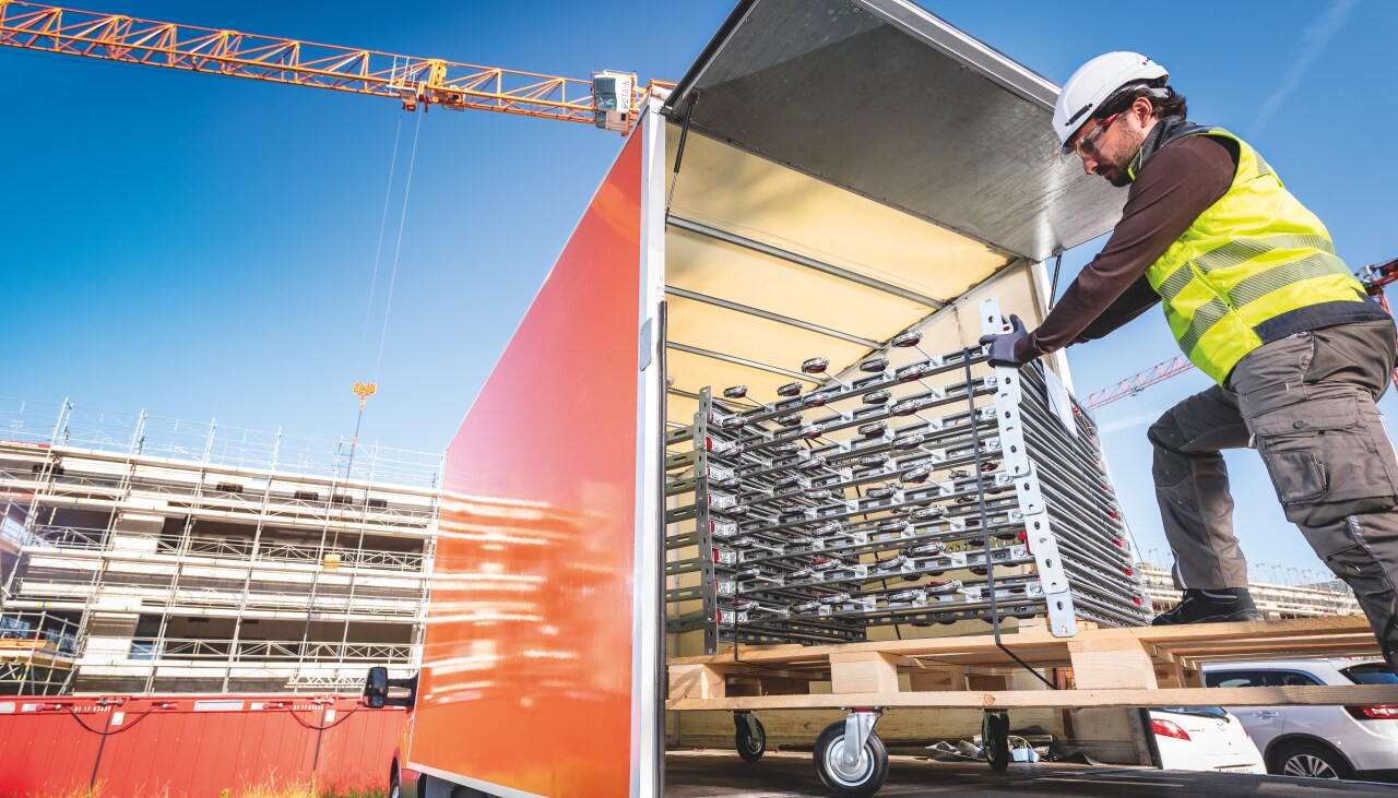 Travailleur déchargeant des systèmes préfabriqués de supportage Hilti d'un camion