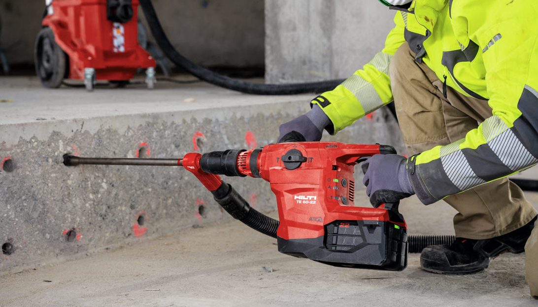 Fixation de platine au sol à l'aide d'une boulonneuse Nuron Hilti 