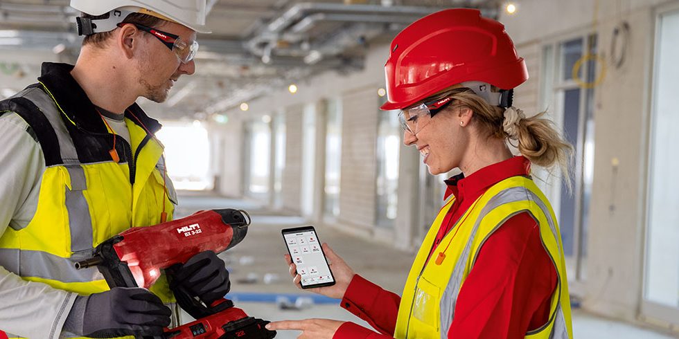 Une chargée d’affaires Hilti montre à un client comment fonctionne l’application ON!Track Hilti avec le BX 3