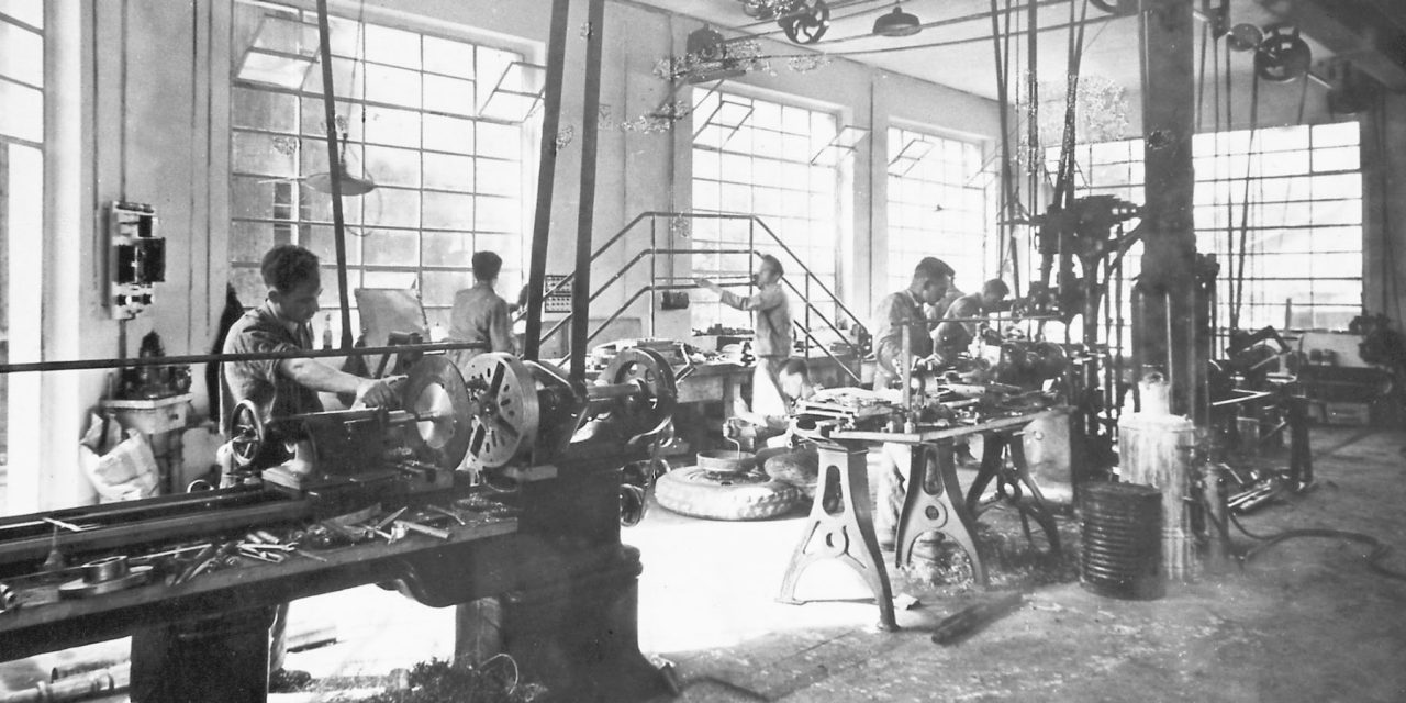 Maschinenbau und Zentralgarage Eugen Hilti um 19352. von rechts: Eugen Hilti (1911-1964); 1. von links: Erich Beck (1909-1986)Analogbild: Heiner Hilti, Schaan