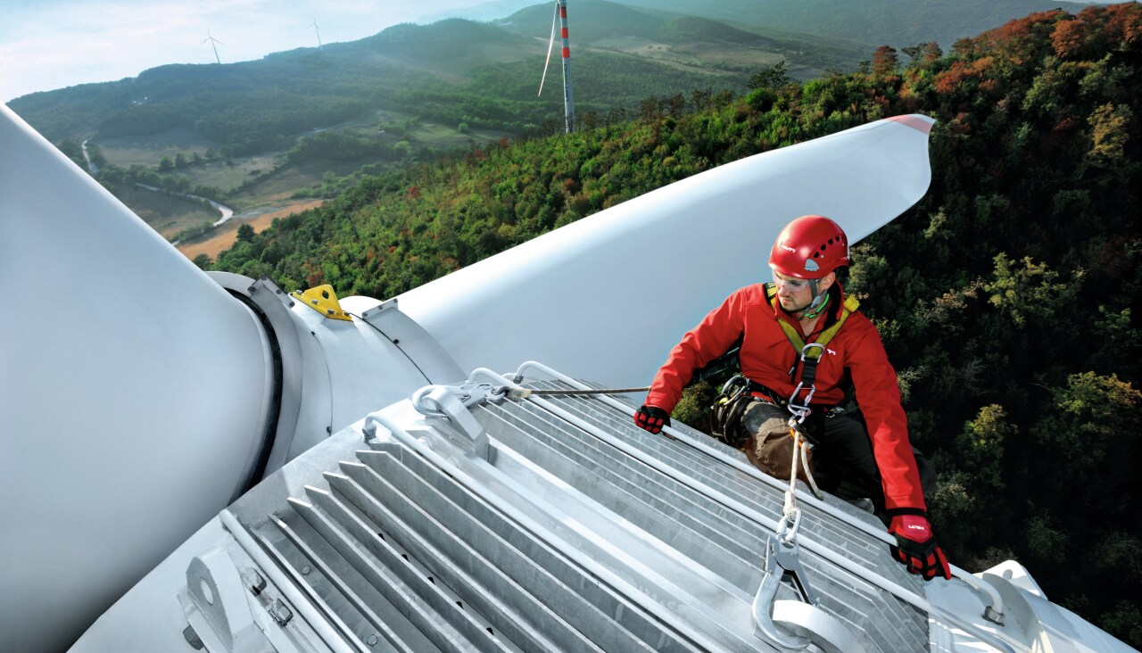 Employé de Hilti au travail sur une éolienne