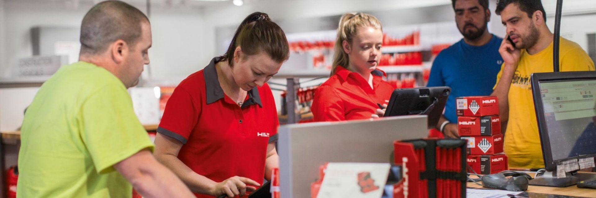 client et conseiller hilti dans un magasin Hilti