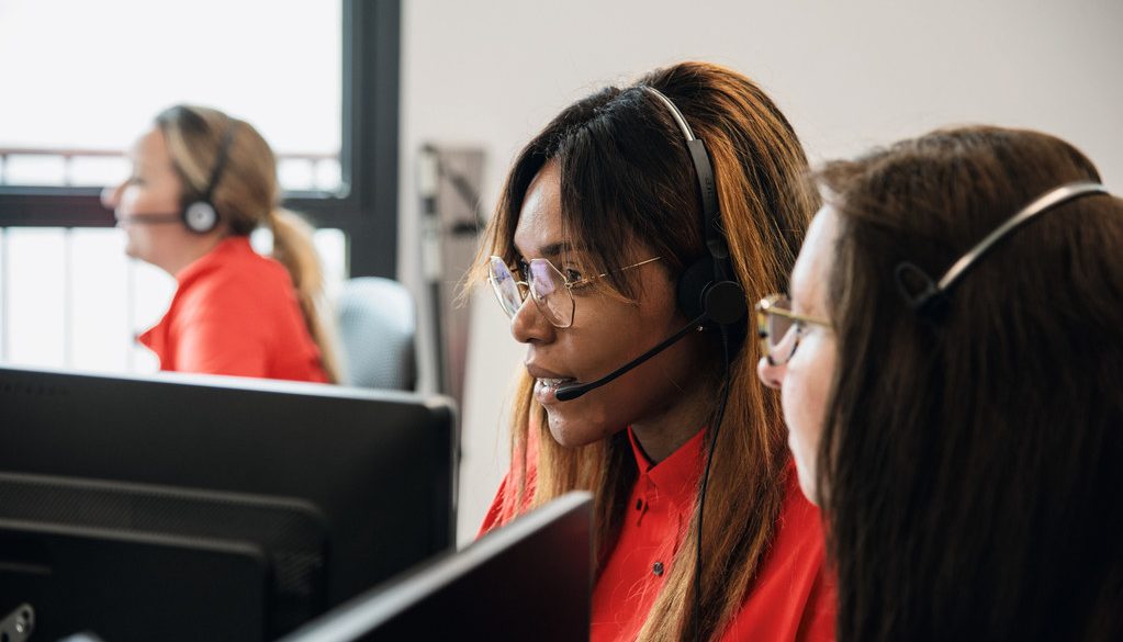 Une conseillère client Hilti en appel