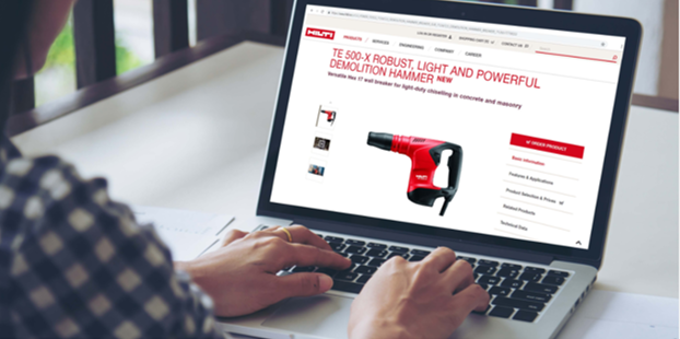 Un client vérifie un produit Hilti sur le site internet