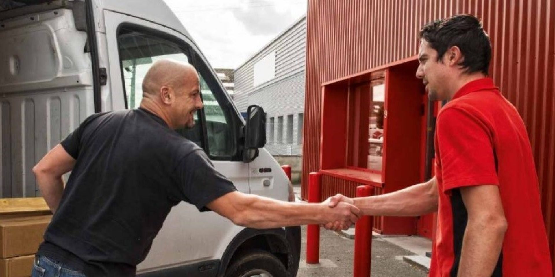 Un client récupère son colis avec un agent Hilti