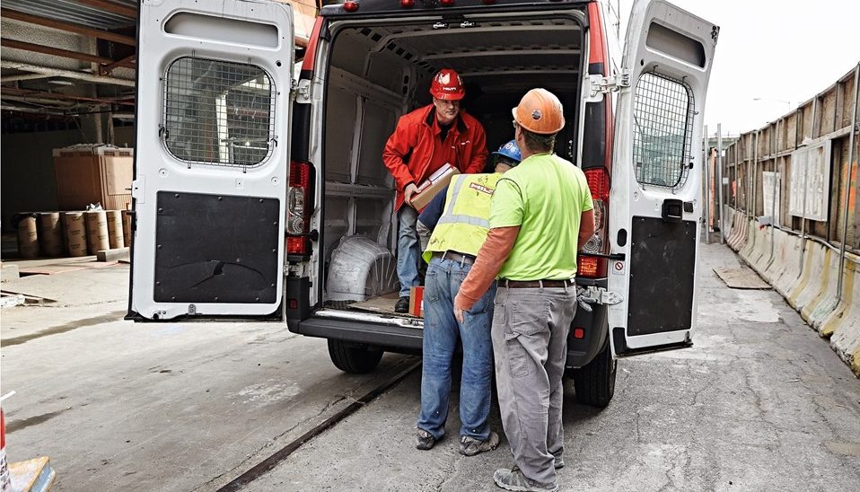Un chargé d'affaires Hilti organise un transport de réparation d'outils