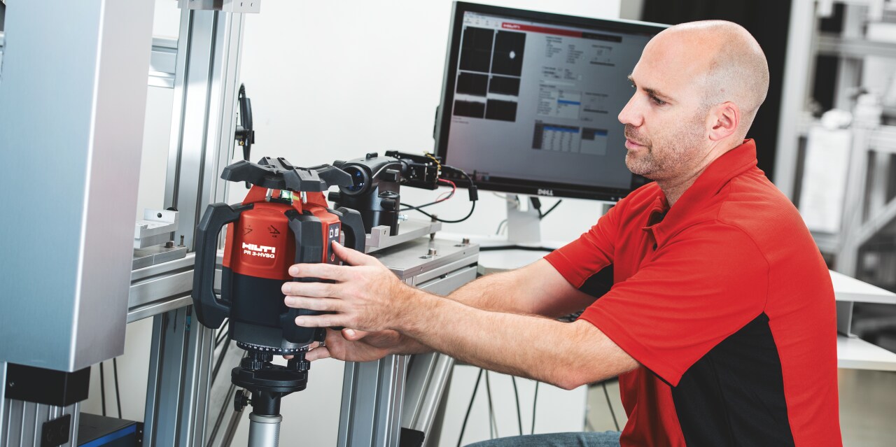 Un technicien Hilti calibre un laser multidirectionnel
