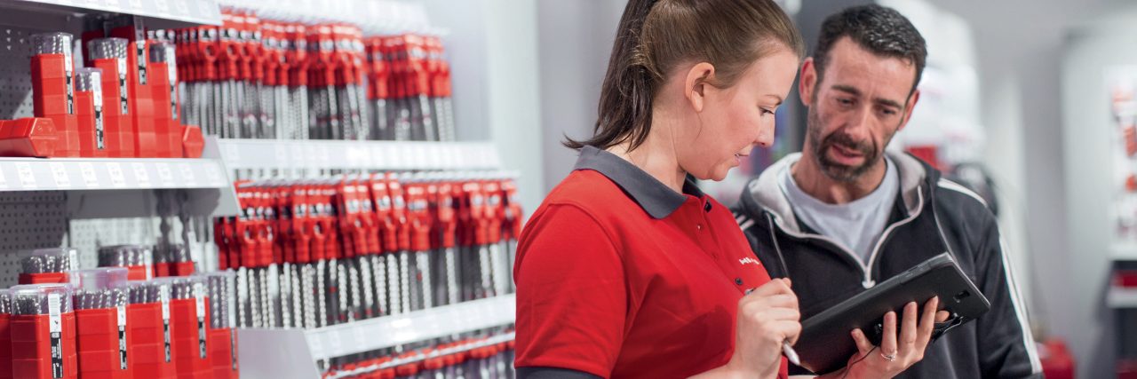 une chargé de clientèlre en agence avec un client