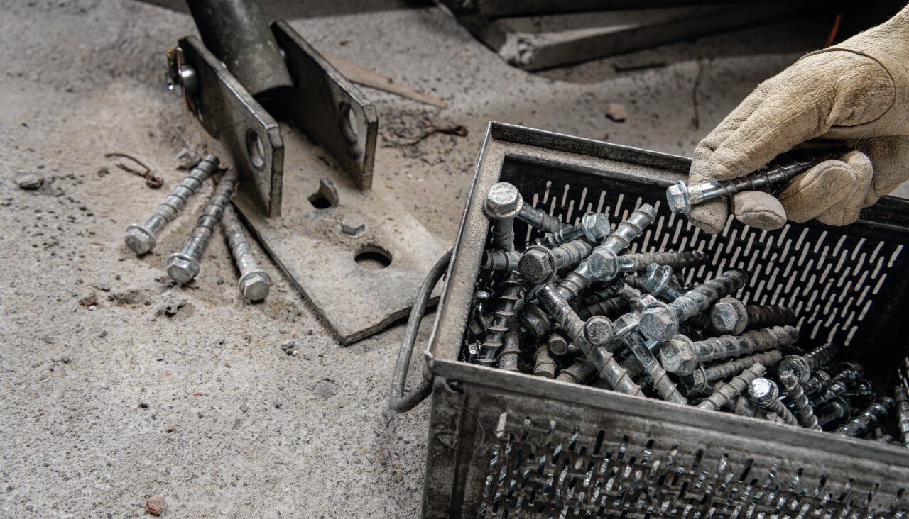 Gereedschapskist met gebruikte schroeven