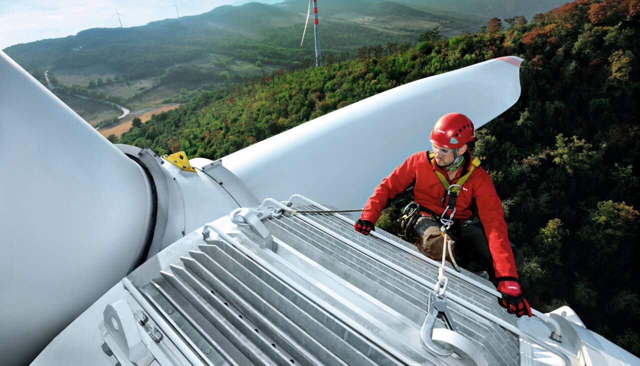 Hilti medewerker aan het werk op een windmolen
