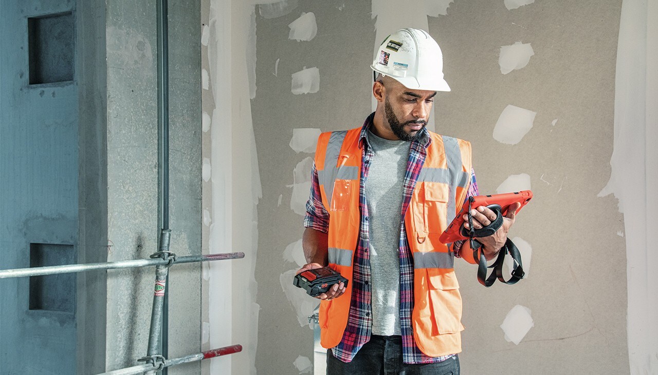 Arbeider raadpleegt zijn tablet