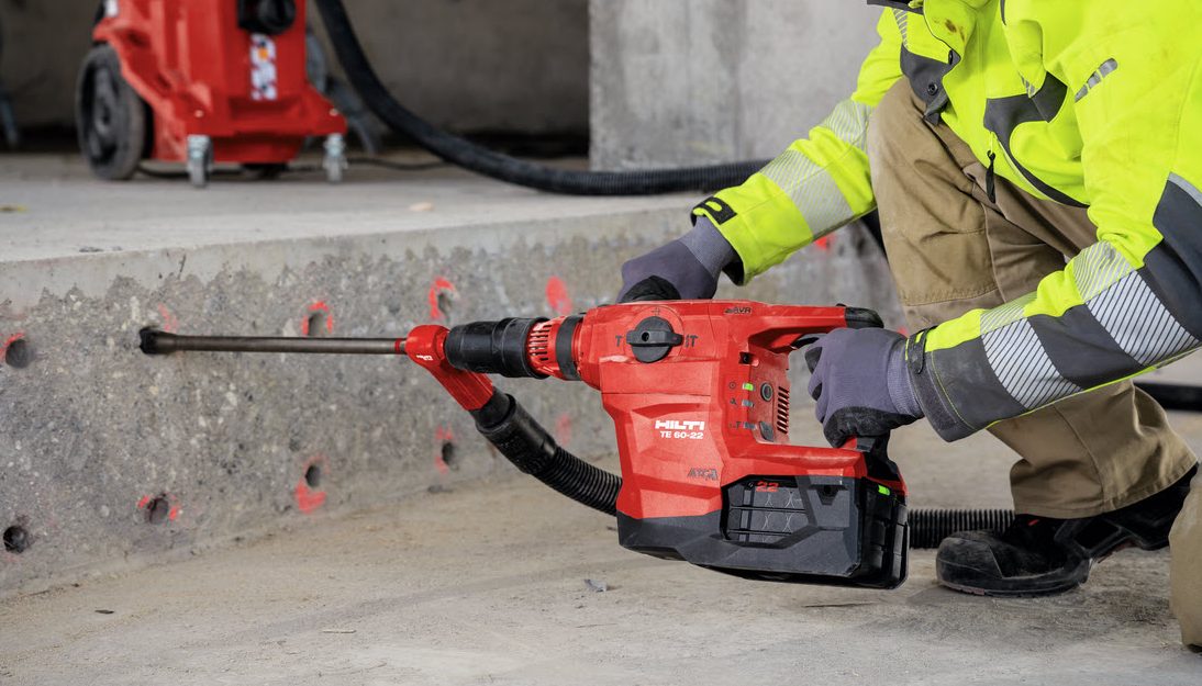 Een plaat wordt bevestigd aan de vloer met een Nuron slagmoersleutel van Hilti 