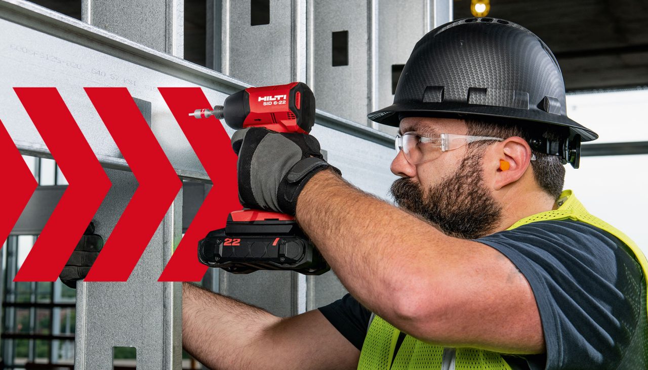 2 Nuron-accu’s, een man bergt een gereedschapskoffer van Hilti op 