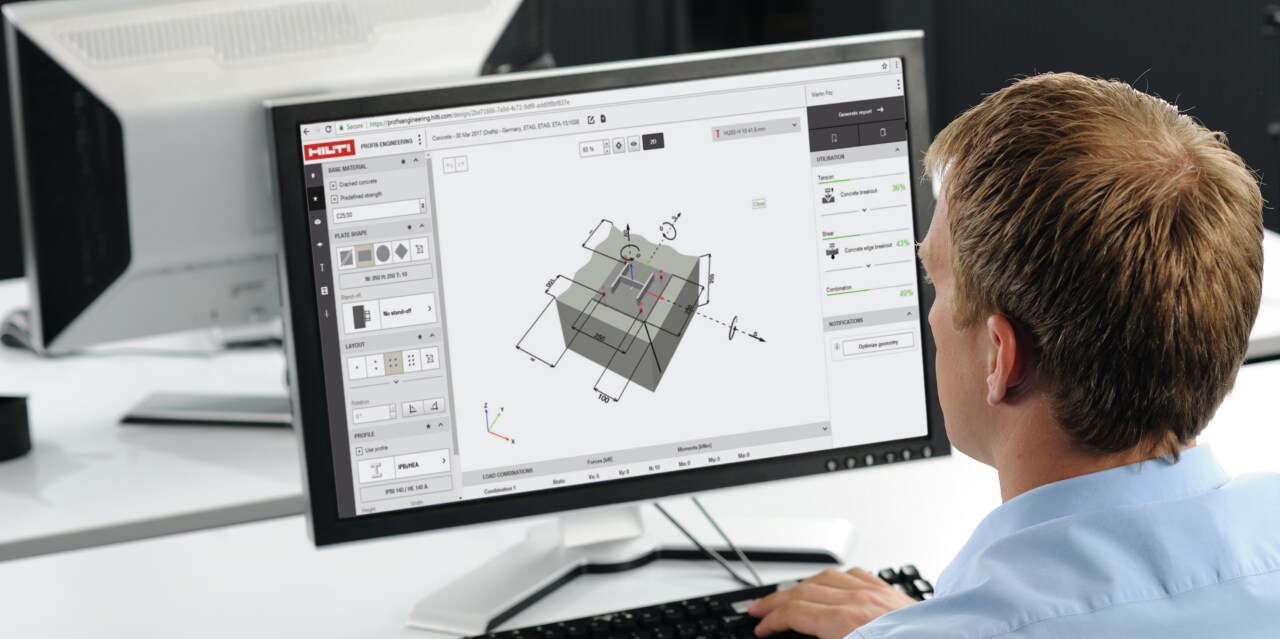 Ingenieur gebruikt PROFIS Engineering op zijn computer