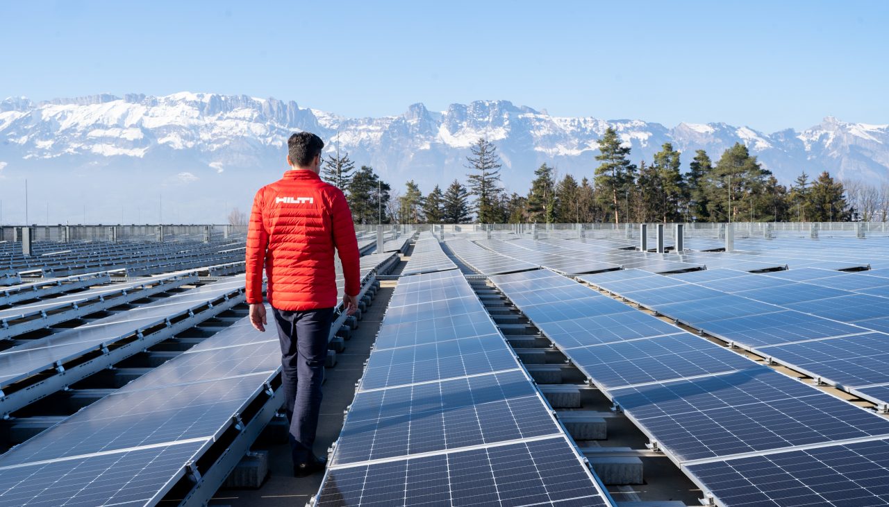 Un empleado de hilti camina sobre paneles solares