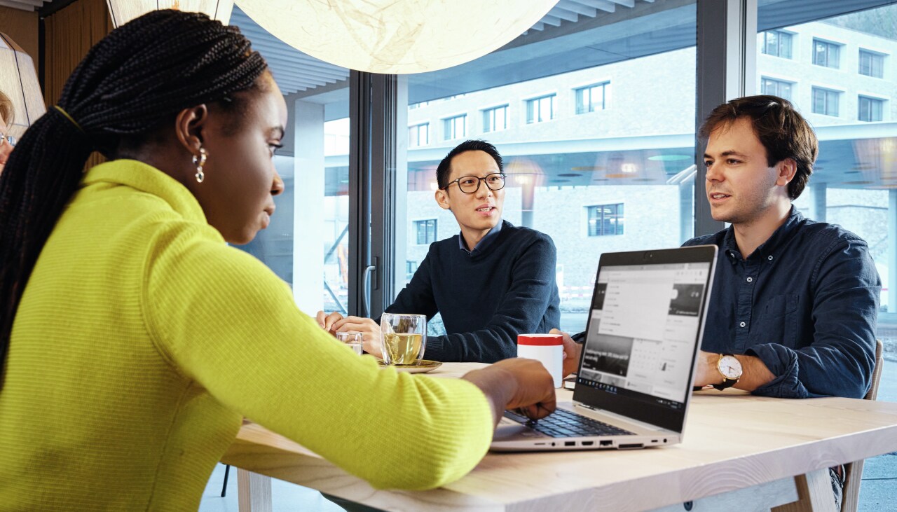 Empleado de hilti en una reunión en una de nuestras oficinas centrales