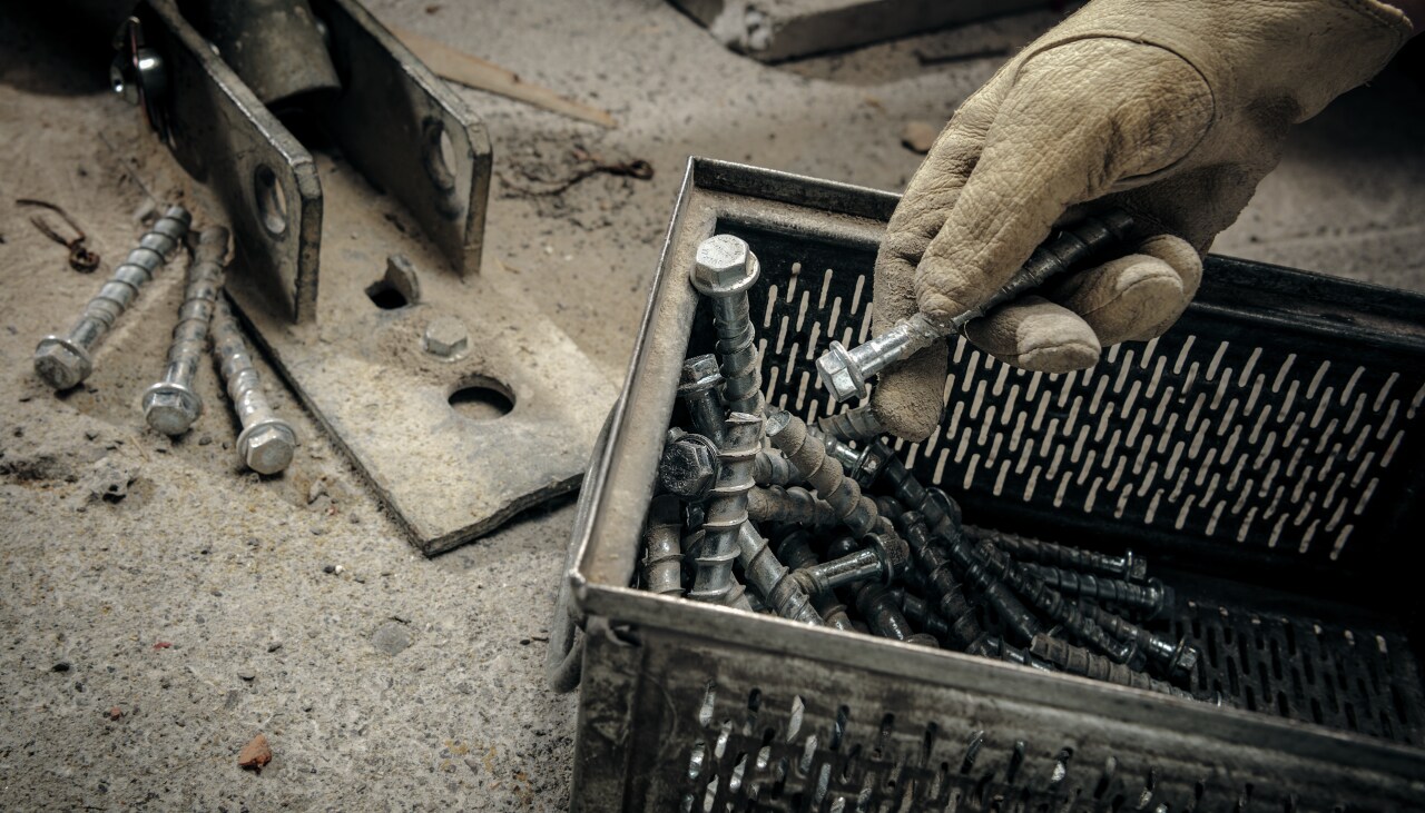 Caja de herramientas con tornillos usados