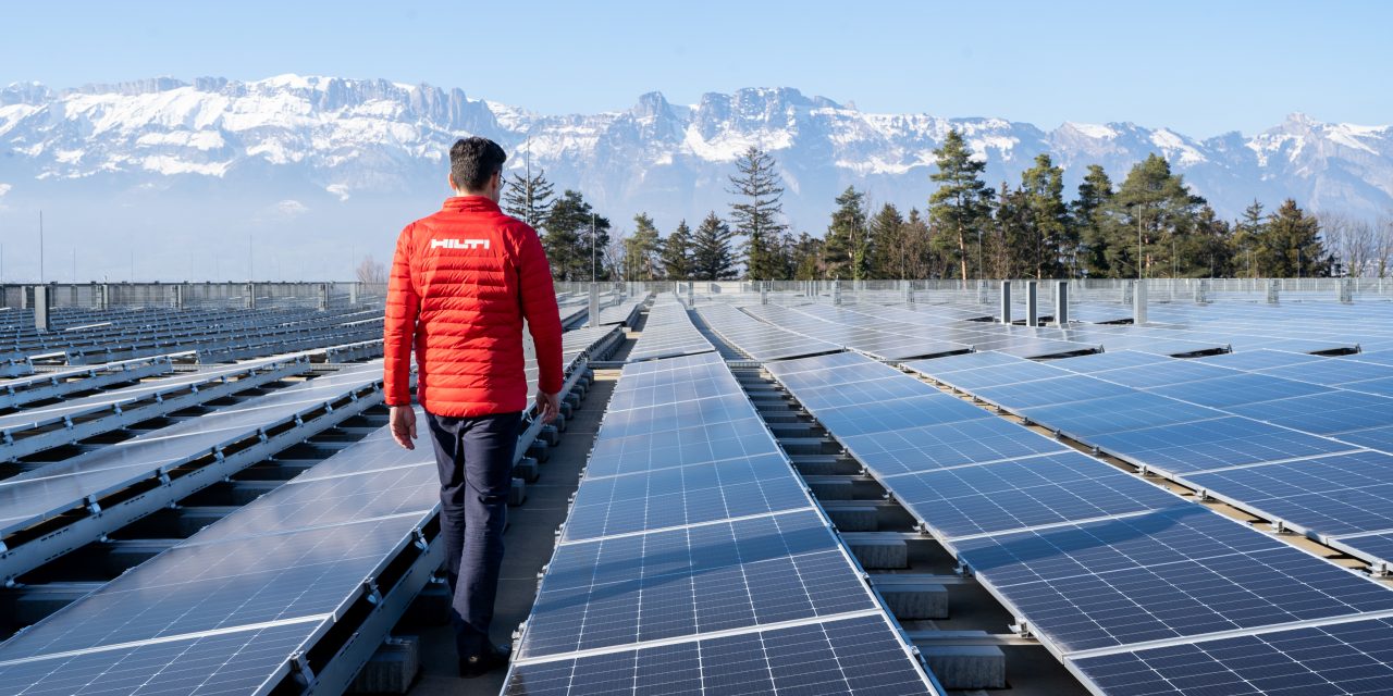 Un jefe de proyecto de Hilti camina sobre un tejado solar
