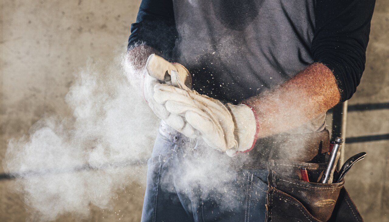 Trabajador rocía zarigüeya en sus guantes