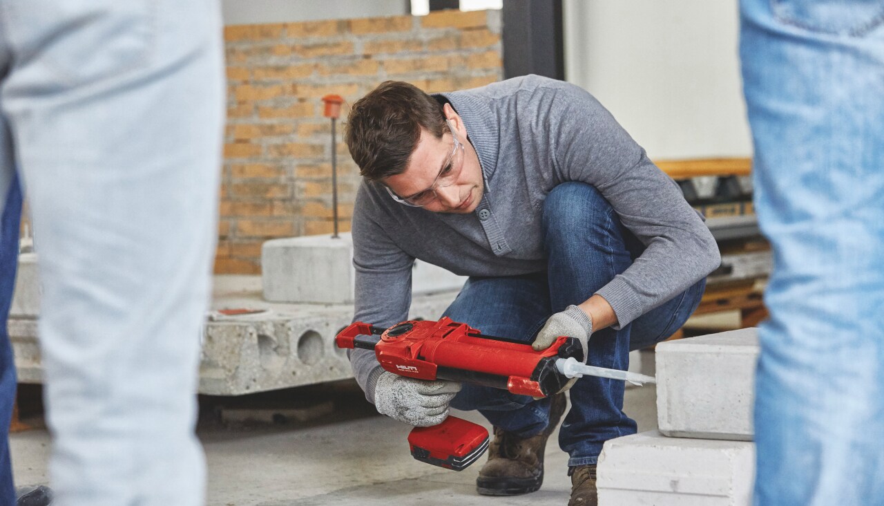 Un ouvrier utilise une pince d'injection Hilti sur un chantier