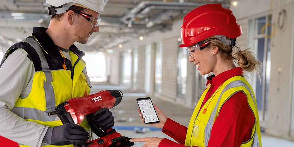 Une chargée d’affaires Hilti montre à un client comment fonctionne l’application ON!Track Hilti avec le BX 3