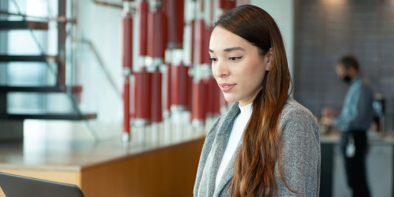 Image d'une salariée Hilti dans les locaux du groupe