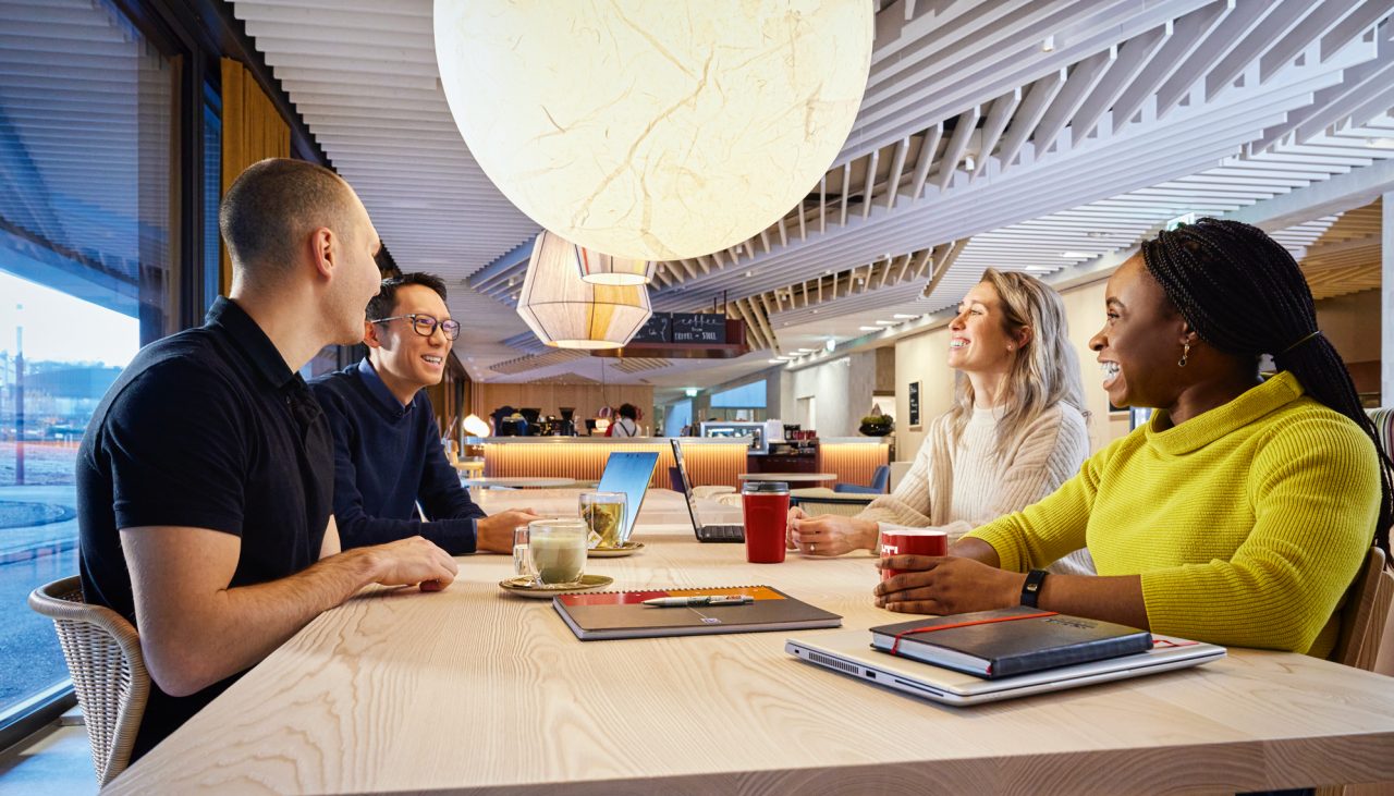 Collaborateurs Hilti assis autour d'une table dans l'un des sièges Hilti 