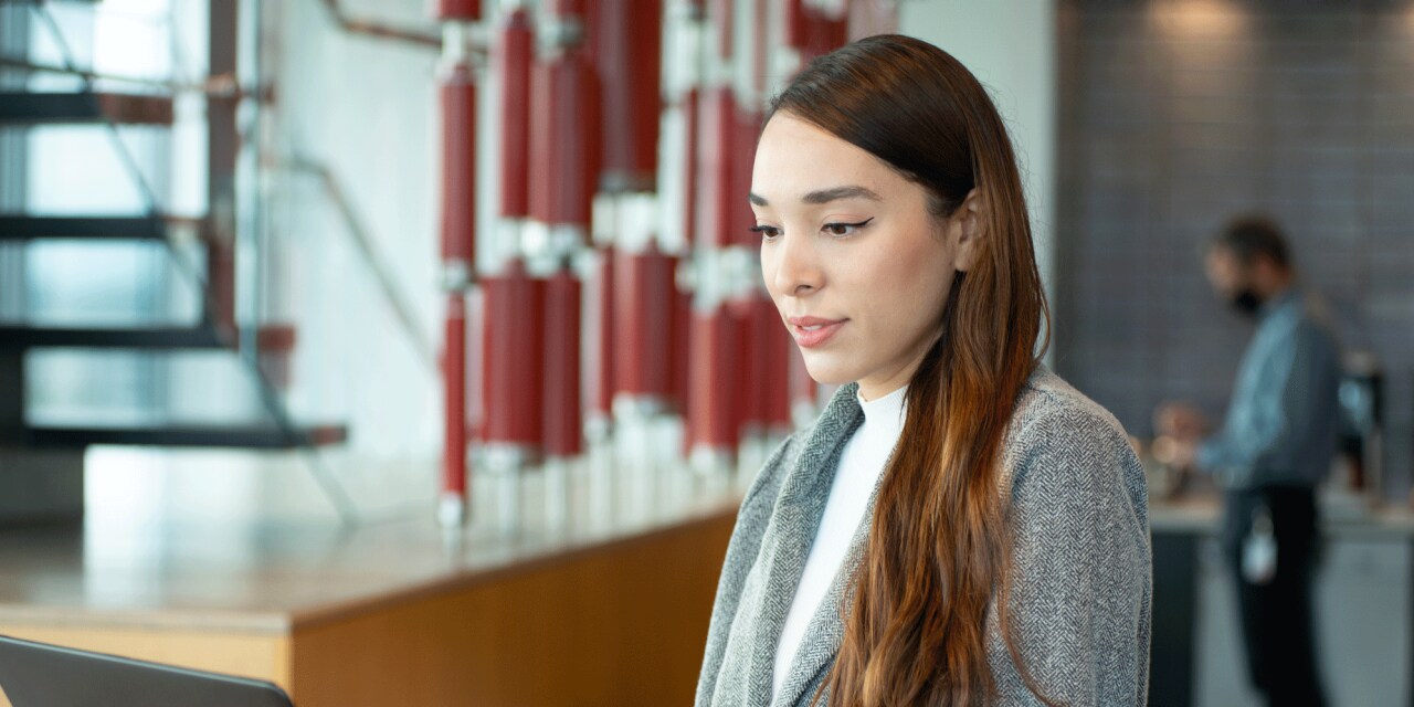 Une collaboratrice Hilti travaillant sur son ordinateur