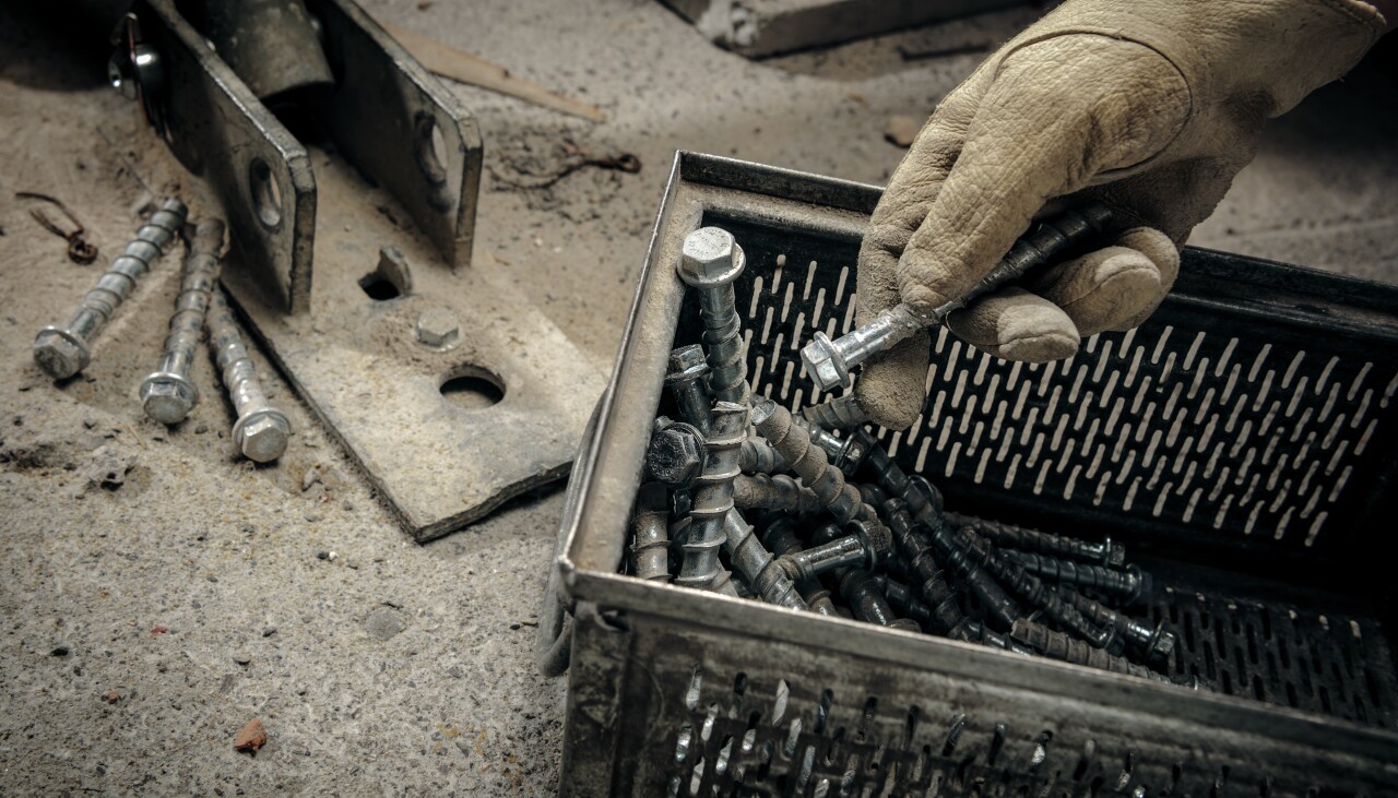 Boîte à outils avec vis usagées