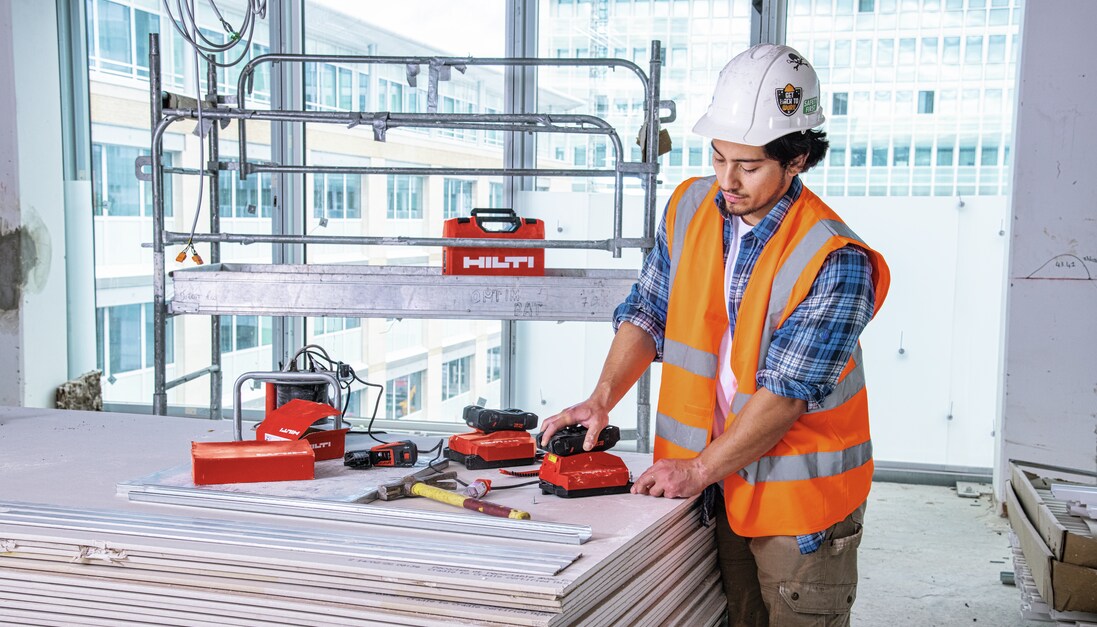 Un ouvrier charge des batteries Hilti