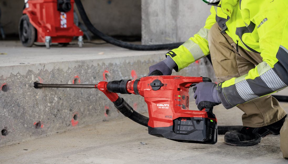 Fixation de platine au sol à l'aide d'une boulonneuse Nuron Hilti 