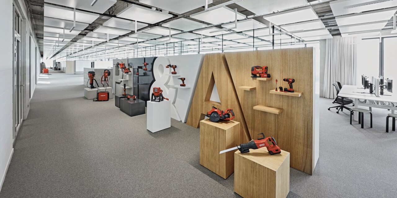 Outils exposés dans les locaux Hilti
