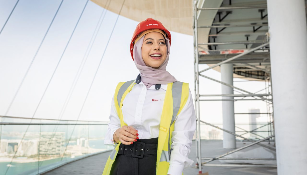 Une collaboratrice Hilti est en visite sur un chantier 