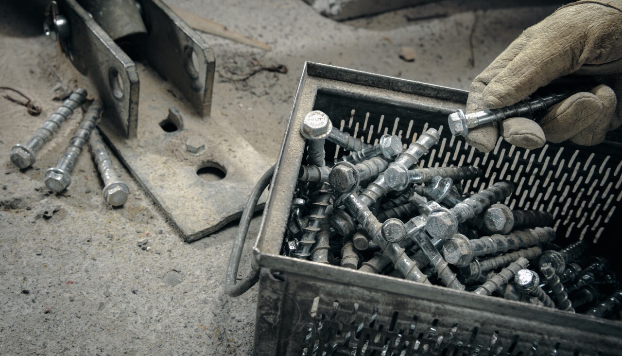 Boîte à outils avec vis usagées