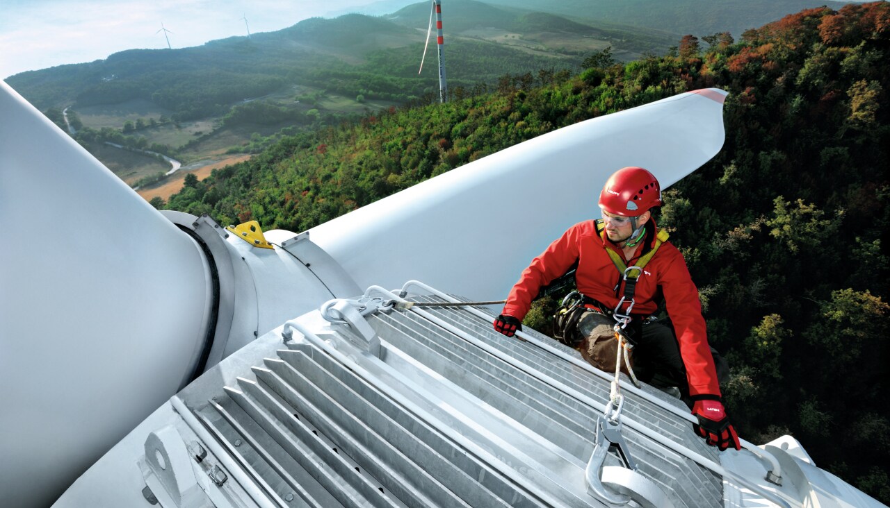 Employé de Hilti au travail sur une éolienne
