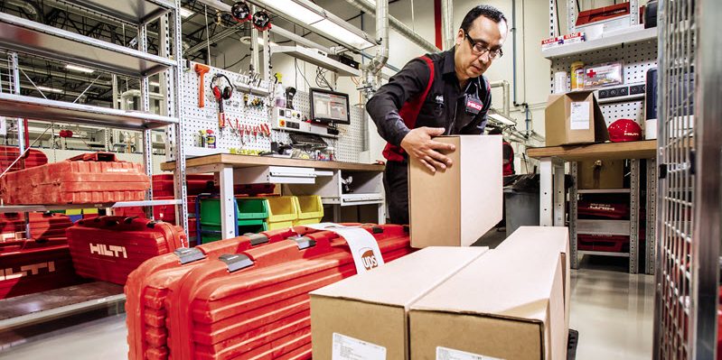 Un collaborateur Hilti met des colis sur une palette