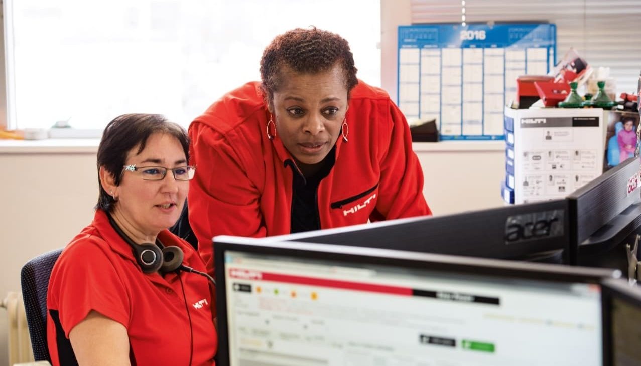 Deux chargées d'affaire Hilti en séance de travail